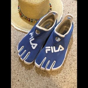 Excellent rare color combo beach/river/lake shoes.